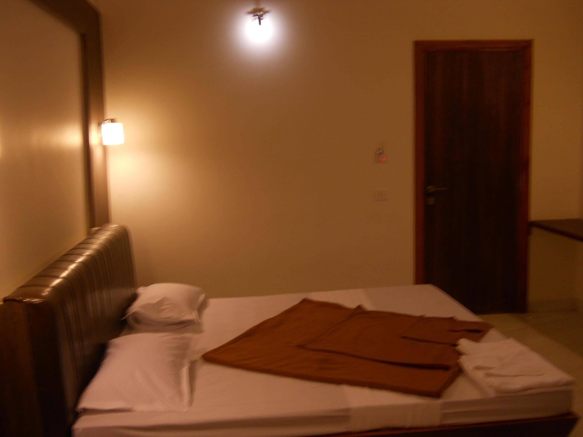 Hotel Grand 3D Bhuj Exterior photo